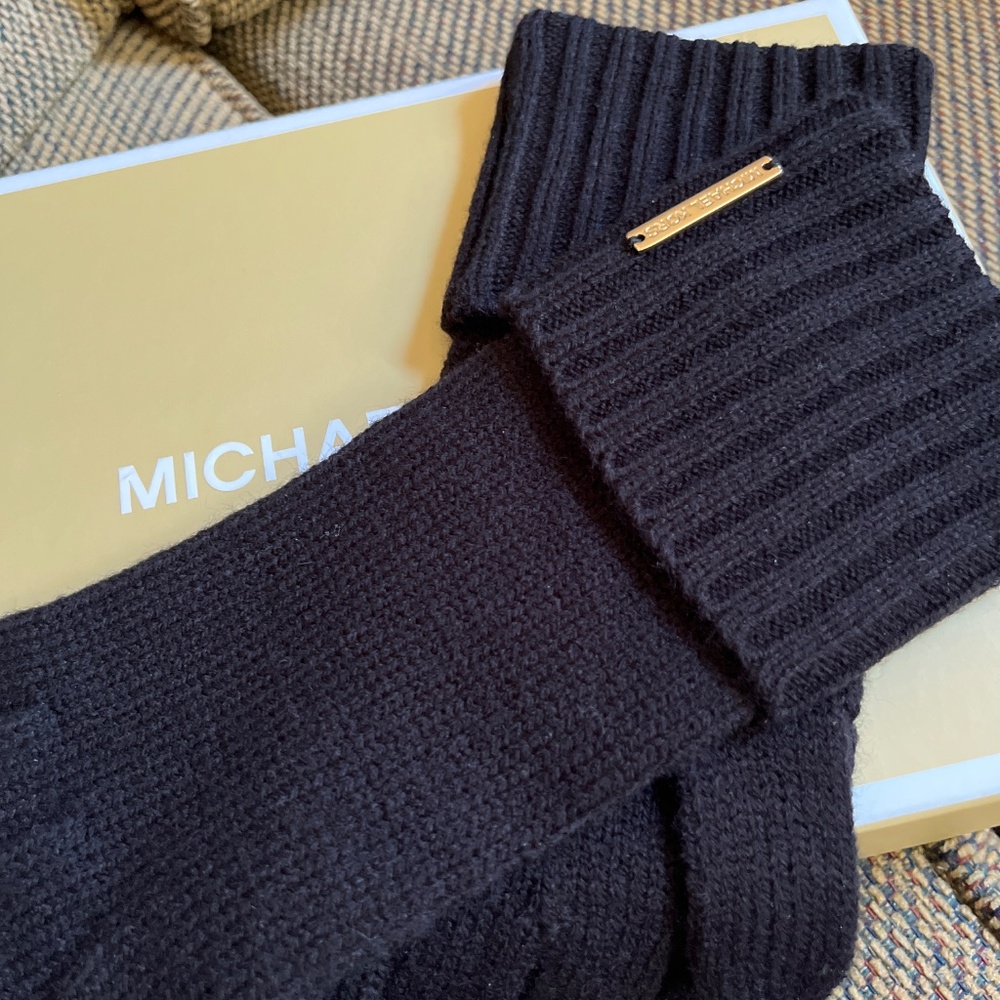 Michael Kors Scarf, Hat, Gloves Set NWT - Picture 5 of 6